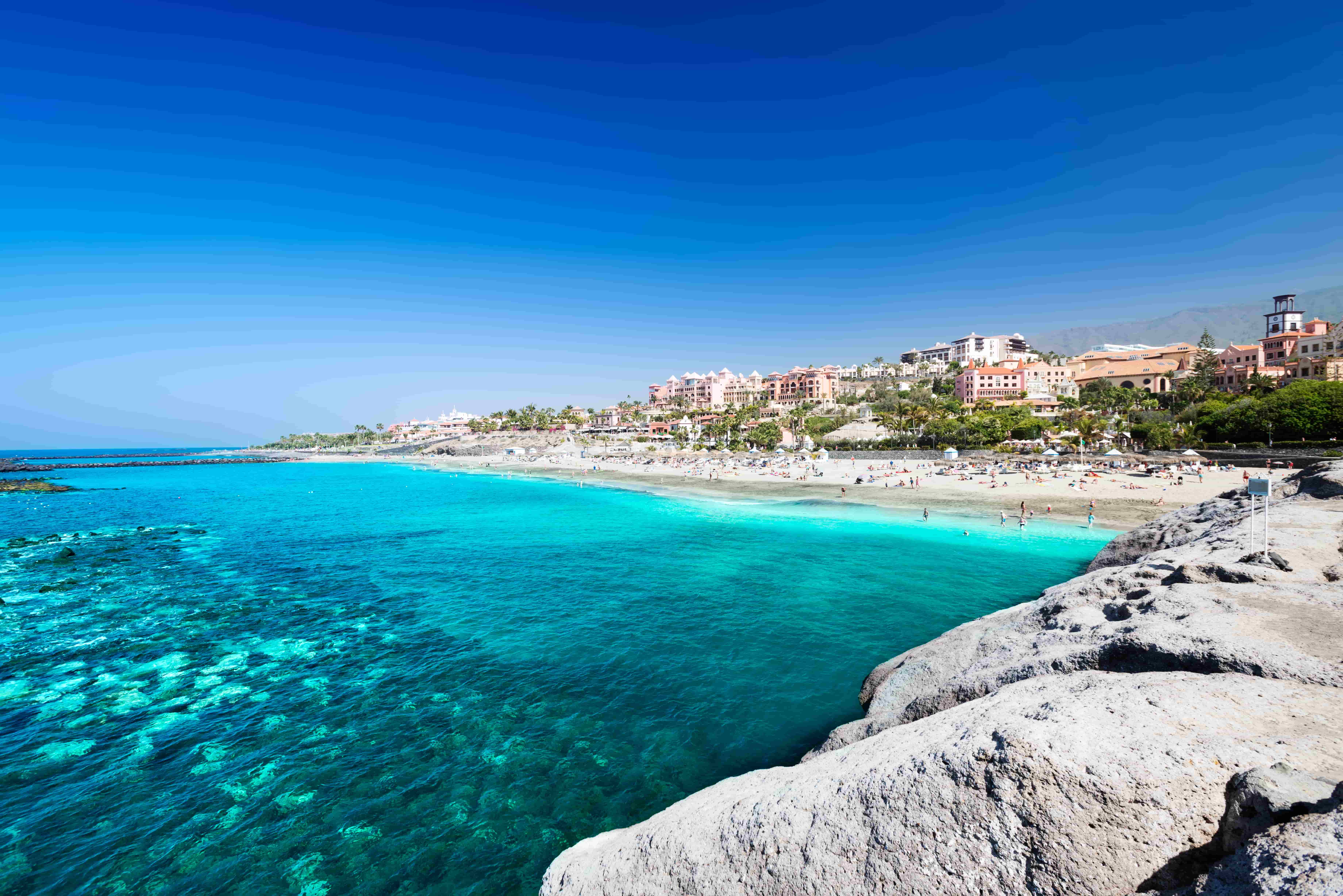 playas-agua-cristalina-tenerife-canarias-iStock-467769062-min