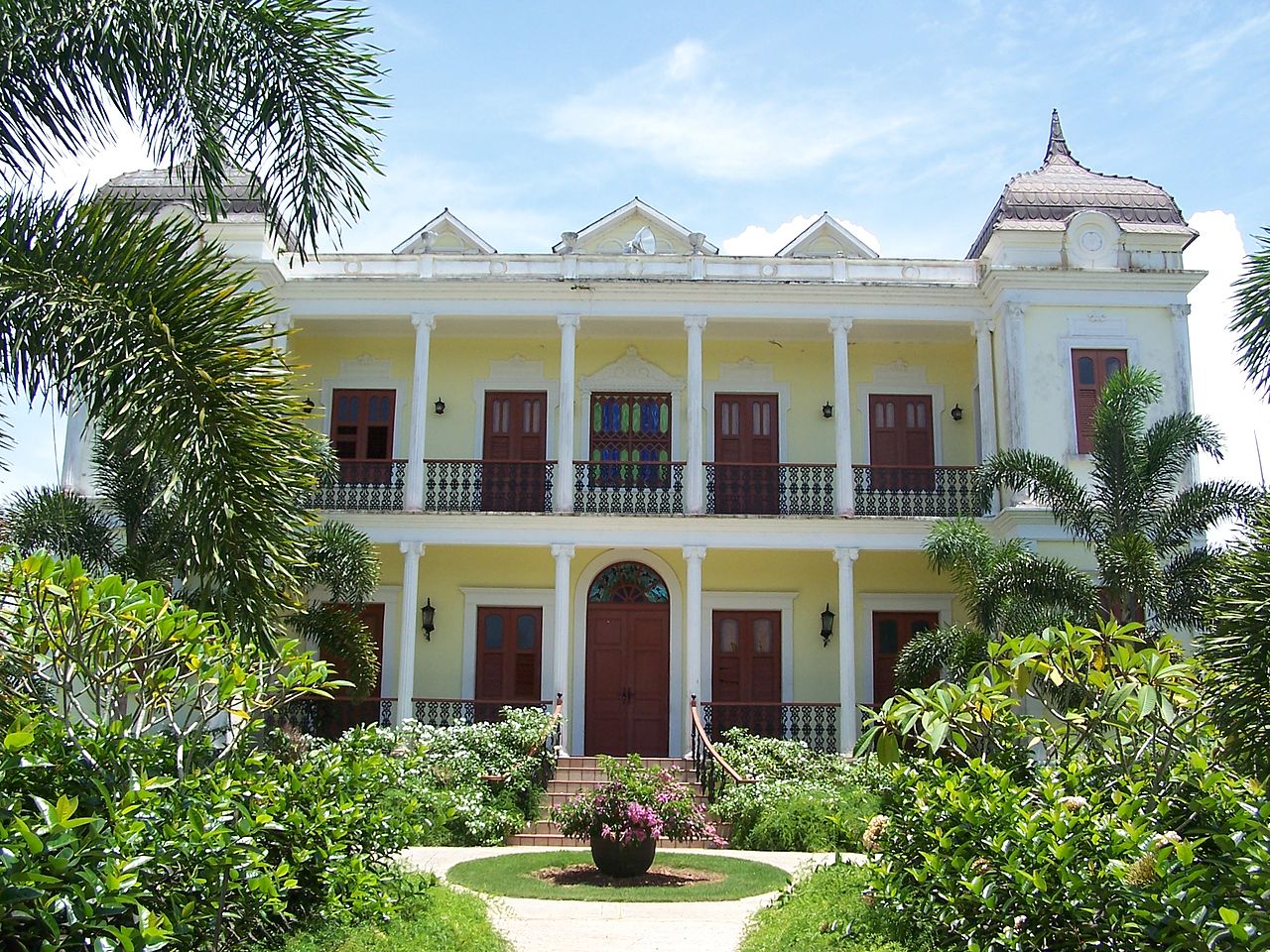 Palacete-los-Moreau-Moca-Puerto-Rico-castillo-Labadie