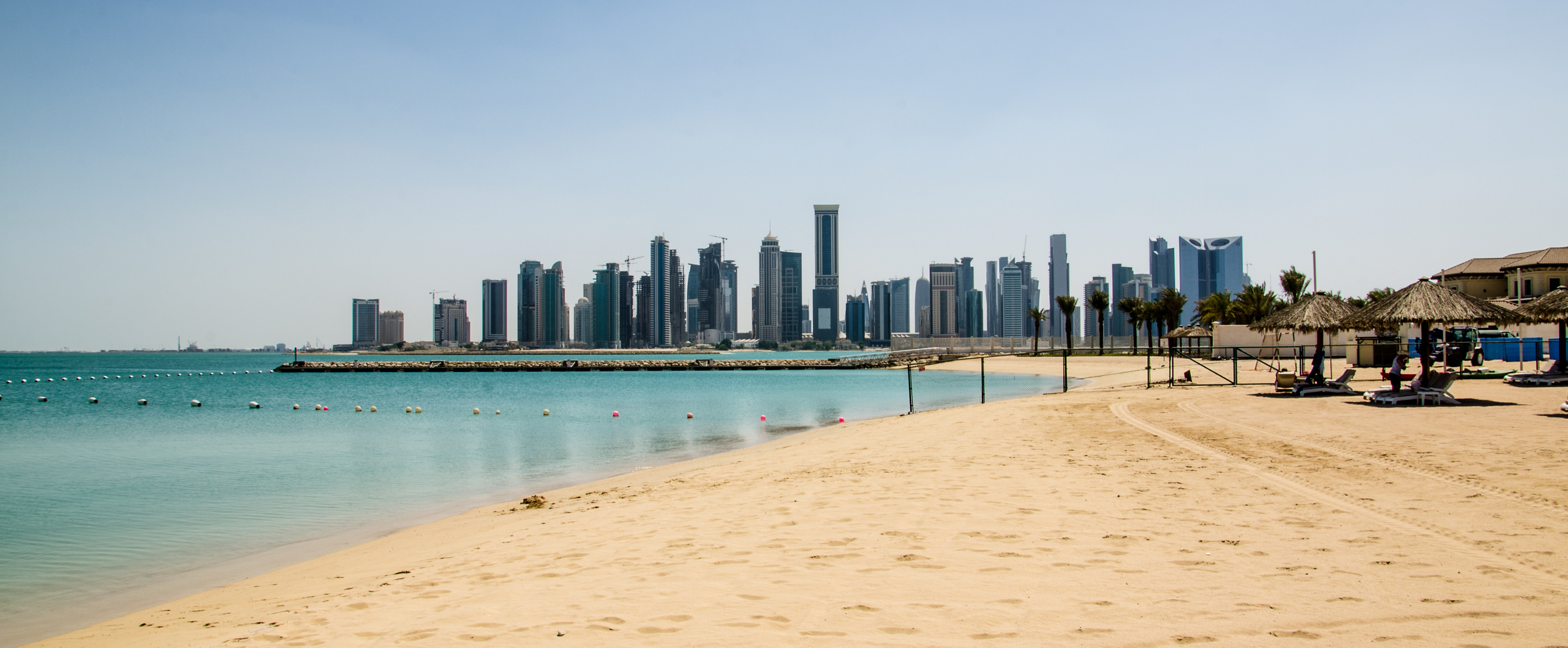 Doha-Catar-playa-rascacielos-sol-arena