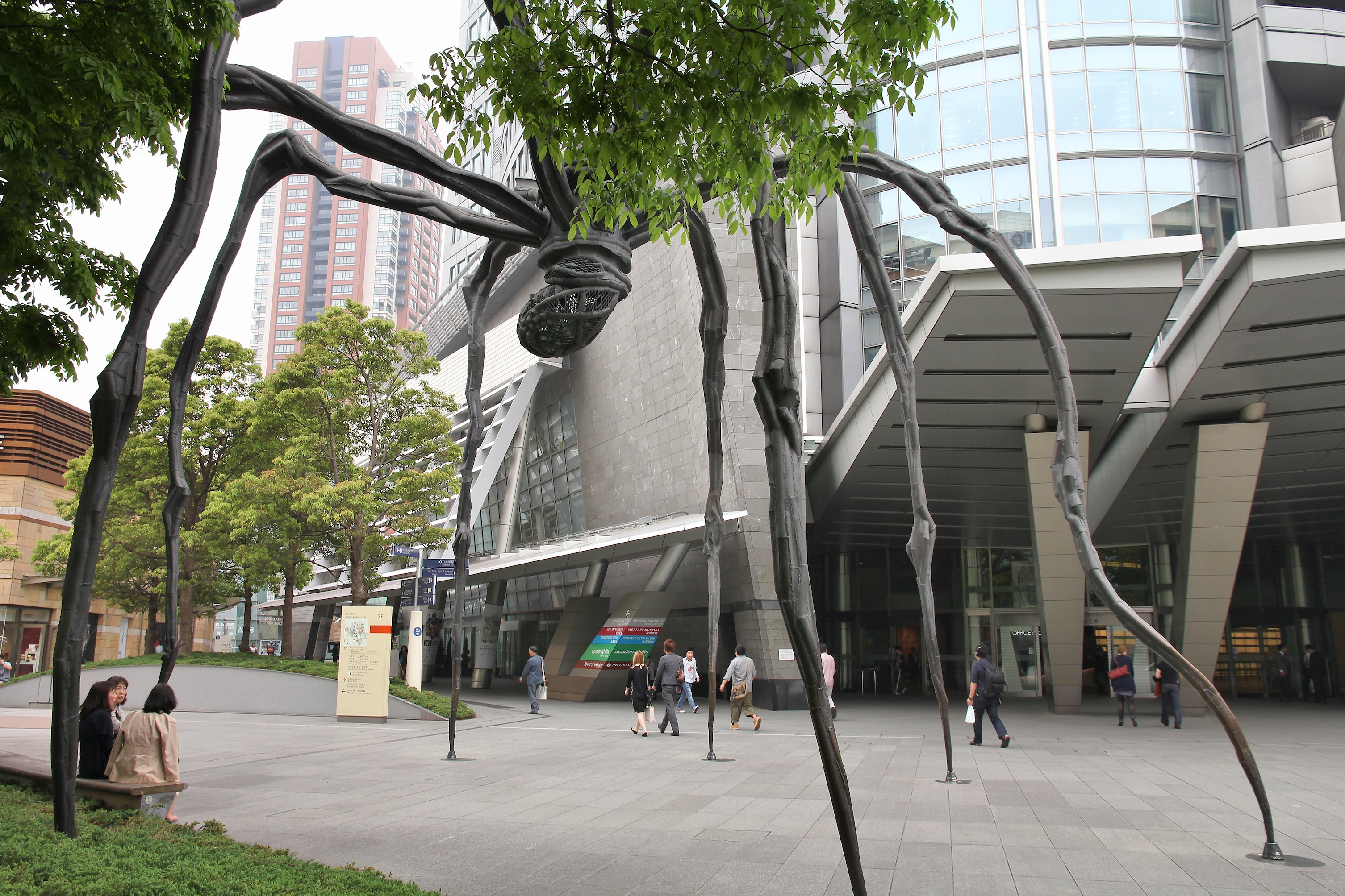 escultura-mama-araña-Louise-Bourgeois-arte-callejero-Mori-Art-Museum
