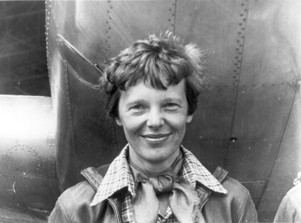 Amelia-Earhart-mujer-piloto-aviacion-atravesar-atlantico