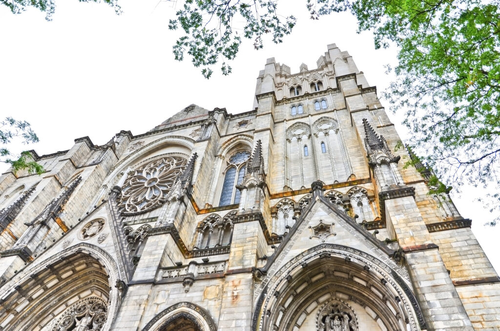Nueva-York-Catedral-Sant-John-The-Divine-fachada-historia