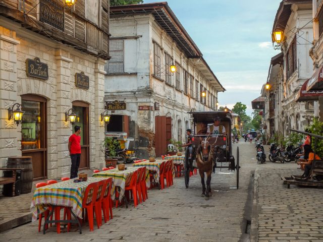 Vigan, Filipinas- 24 de julio de 2015: Un restaurante en el barrio histórico de la ciudad de Vigan. Vigan es reconocida por la UNESCO World Heritage Site con una de las pocas colonias españolas.