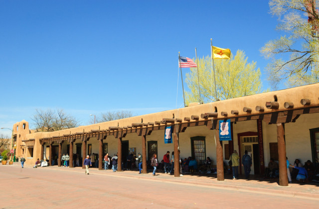 l2f-sep-16-pic-usa-new-mexico-santa-fe-palace-of-the-governors-zack-frank-shutterstock_308123345