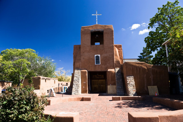 l2f-sep-16-pic-usa-new-mexico-santa-fe-san-miguel-mission-chapel-pmphoto-shutterstock_33324031