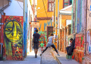 l2f-oct-16-pic-chile-valparaiso-street-with-murals-people