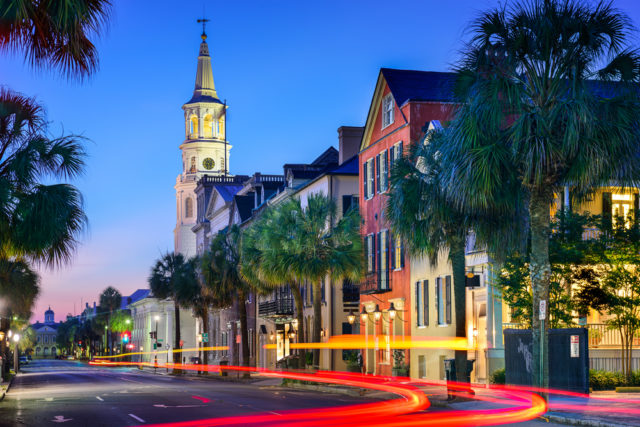 l2f-oct-16-pic-usa-south-carolina-charleston-street-sean-pavone-shutterstock_279910526