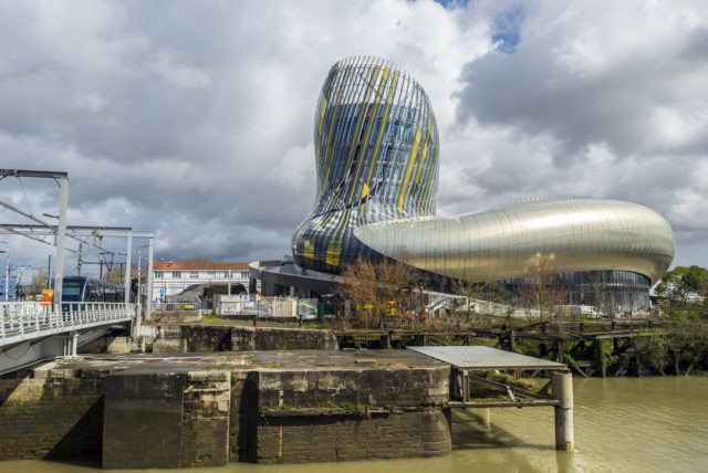 l2f-nov-16-pic-france-bordeaux-cite-du-vin-alvaro-german-vilela-shutterstock_404478610