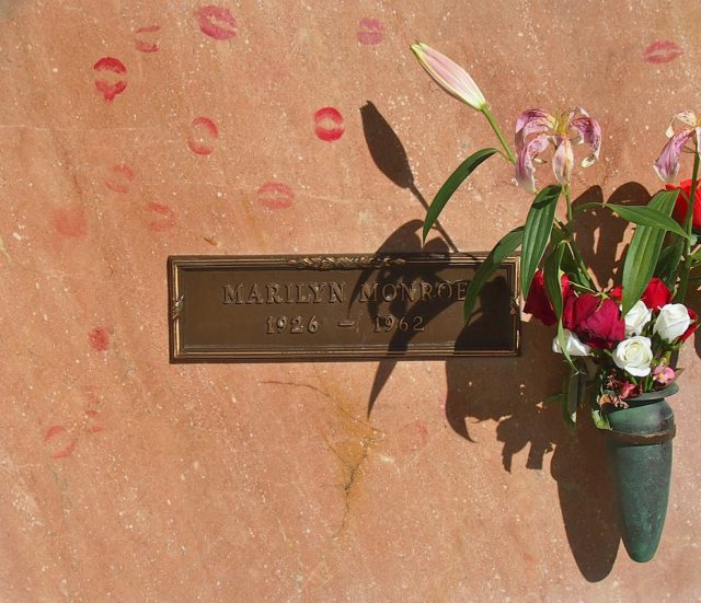 l2f-dec-16-pic-usa-california-los-angeles-westwood-memorial-marilyn-monroe-grave-marker-pixabay