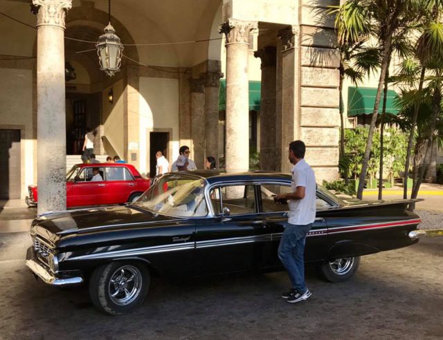 L2F Jan 17 pic Cuba Havana classic cars at Hotel Nacional entrance