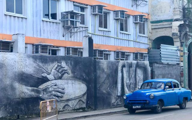 L2F Jan 17 pic Cuba Havana classic cars blue taxi with wall mural