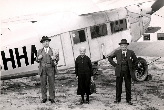 IB pic vintage 1920s plane with three passengers