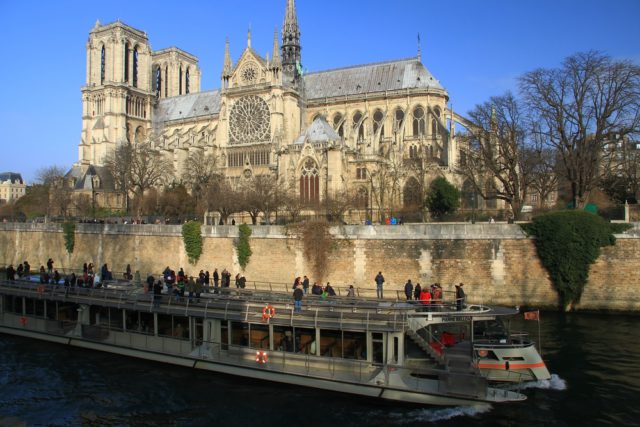 L2F Feb 17 pic Valentine Paris bateaux mouches shutterstock_558442267