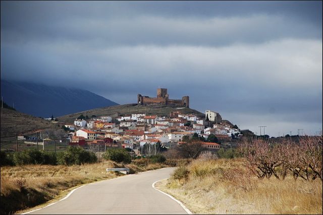 L2F Jul 18 pic Spain Aragon Tramoz from distance Wikipedia Juanje 2712