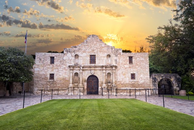 L2F pic Aug 18 USA Texas San Antonio Alamo shutterstock_210318085