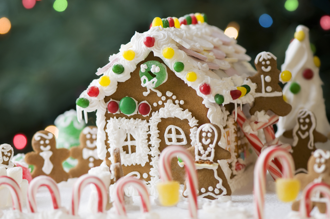 "A gingerbread house and family in front of a Christmas tree (shallow DOF with focus on front of house, shot with macro lens).For more photos, click on a banner:"