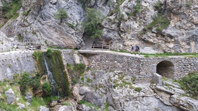 L2F Jan 20 pic Spain Cares Route hikers and bridge