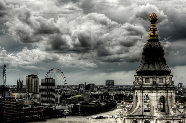 St Paul's Cathedral Pinnacle and London Eye. Pináculo de la Catedral de San Pablo y London Eye.