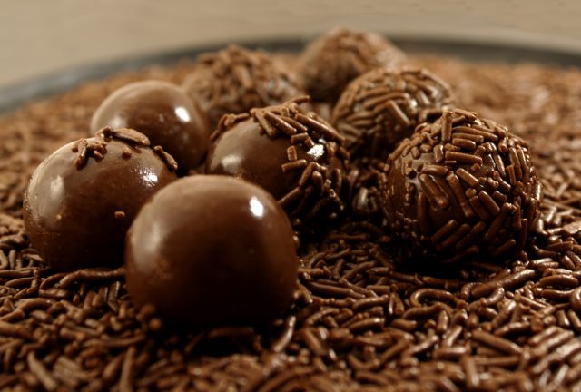 Brigadeiros Chocolate Postre Brasil Carla Nichiata Shutterstock