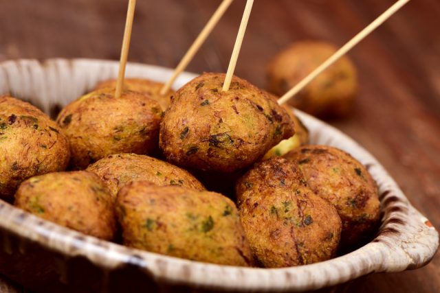 Bunuelos Bacalao Gastronomia Semana Santa Espana nito Shutterstock