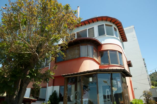 Casa_Pablo_Neruda_Valparaíso_Chile_Adwo_Shutterstock