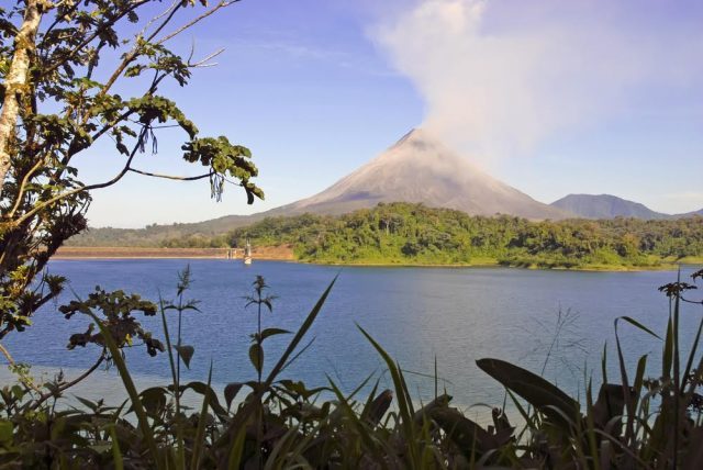 Costa Rica Volcán Arenal Lago robert cicchetti Shutterstock