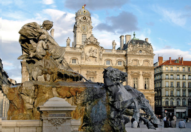 francia-lyon-fuente-batholdi-place-des-terreaux-jakez-shutterstock