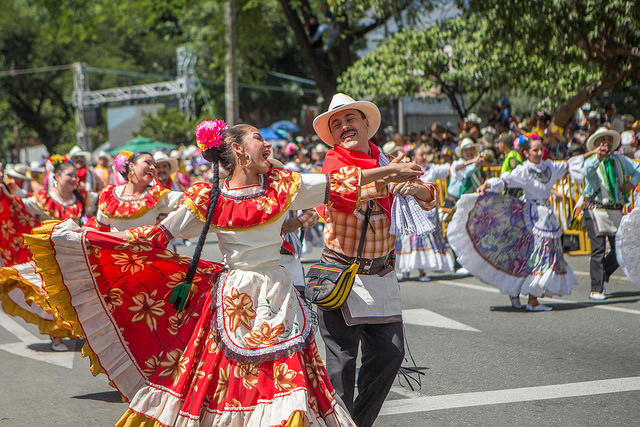 L2F-Aug-16-pic-Colombia-Medellin-silleteros-desfile-bailarines
