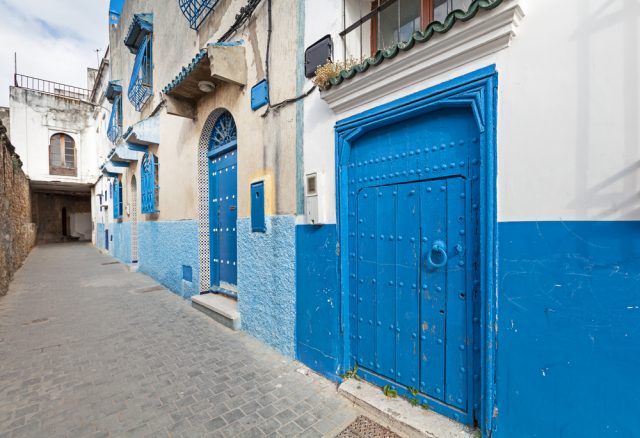 L2F Mar 17 pic Marruecos Tanger Medina Detalles Azules Calles shutterstock_185392154