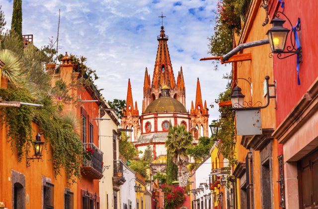 San Miguel Allende Parroquia San Miguel Calle Aldama Shutterstock Bill Perry