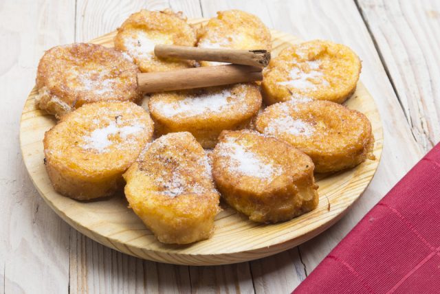 Torrijas Gastronomia Semana Santa Espana SKABARCAT Shutterstock