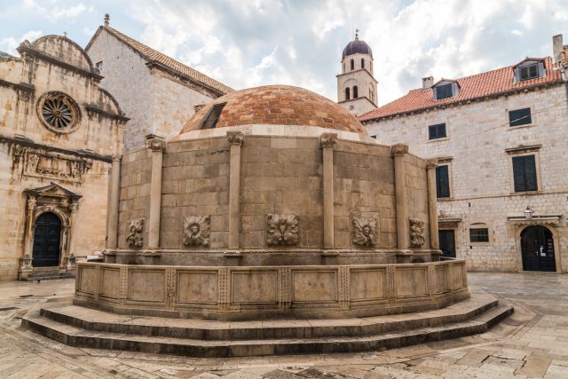 Gran Fuente Onofrio de la ciudad medieval de Dubrovnik